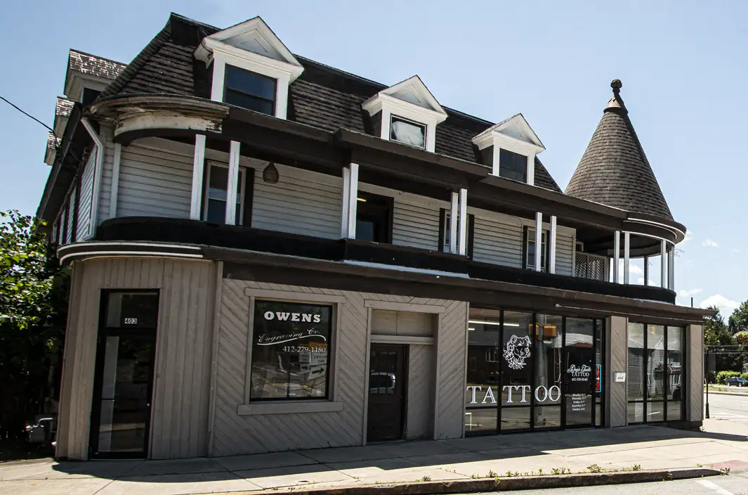 The exterior of Dog's Tooth Tattoo on 1st Streetin Carnegie